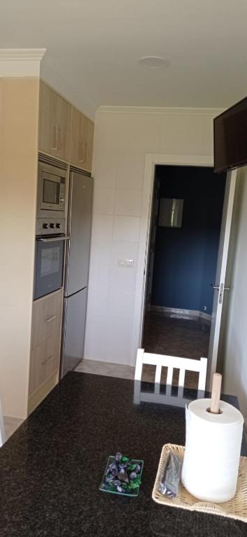 Pokój z kuchnią z blatem i stołem w obiekcie Apartamentos M° Esther w mieście A Lanzada