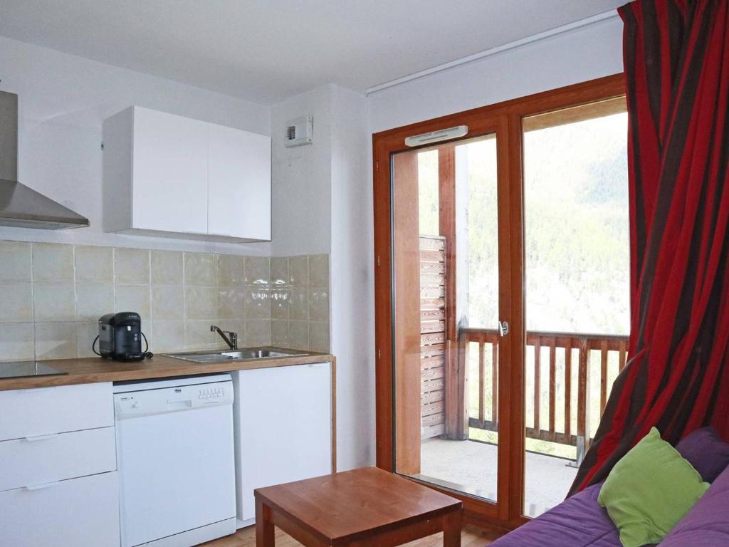 une cuisine avec un évier et un comptoir dans l'établissement Appartement 4 pers avec piscine, jacuzzi et balcon, proche des pistes - Les Orres - FR-1-322-421, aux Orres