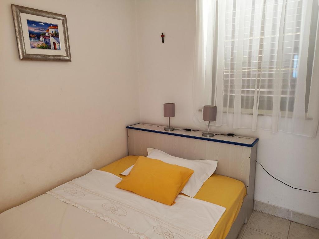 Łóżko lub łóżka w pokoju w obiekcie Apartmani Ela