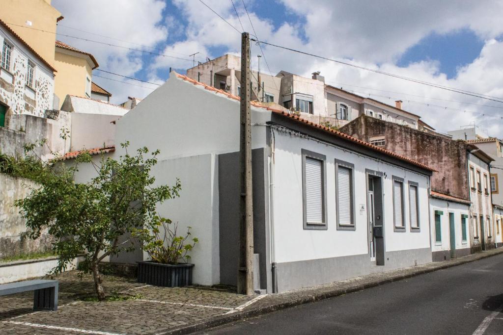 un bâtiment blanc sur le côté d'une rue dans l'établissement Casa da Memória, à Angra do Heroísmo