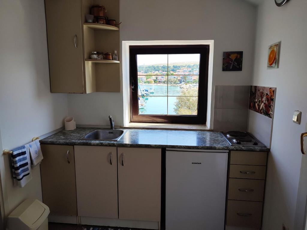 Kuchnia lub aneks kuchenny w obiekcie Apartmani Ela