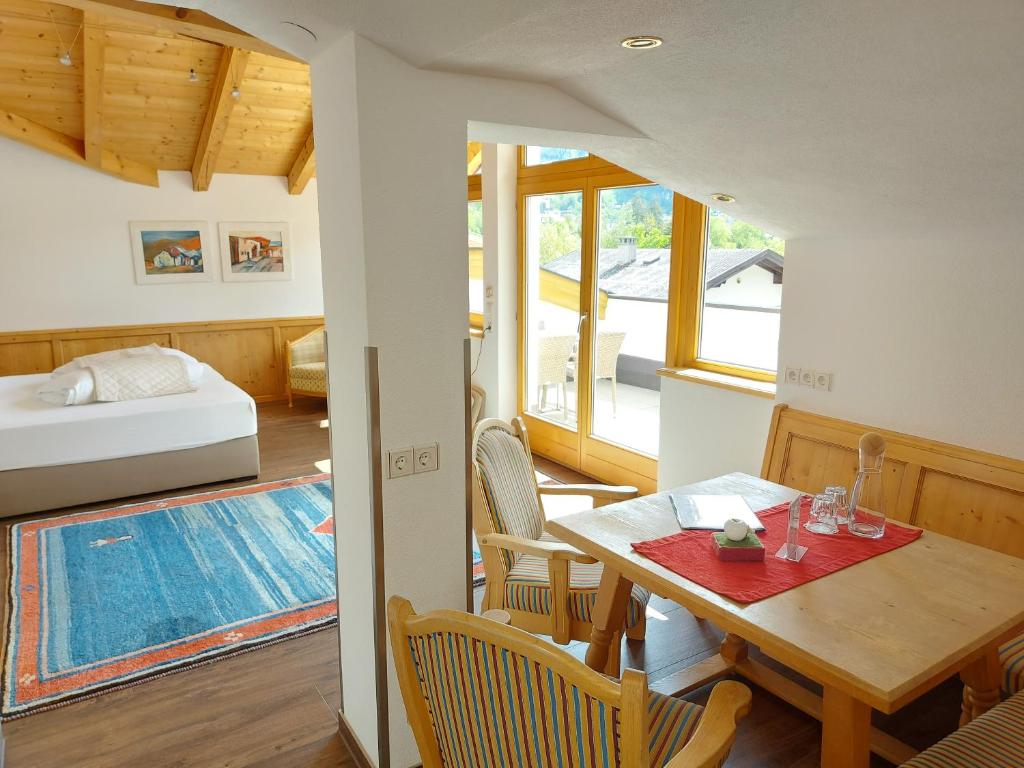 Postel nebo postele na pokoji v ubytování Hotel Enzian
