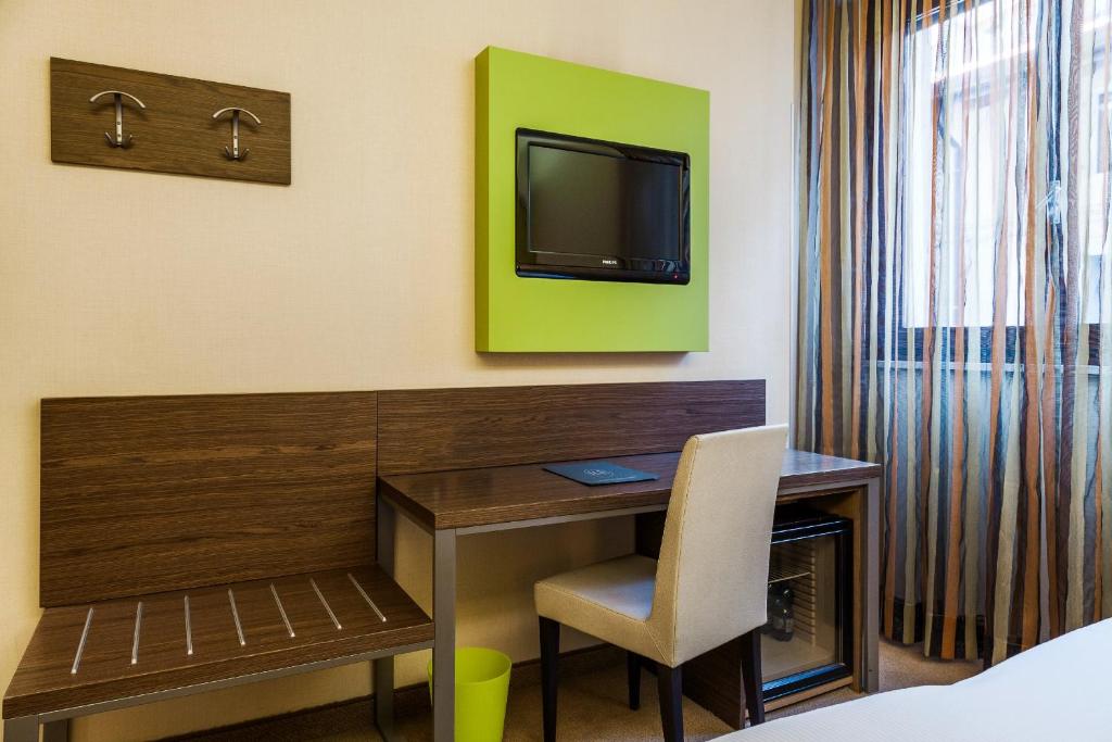 TV a/nebo společenská místnost v ubytování Hotel Des Etrangers