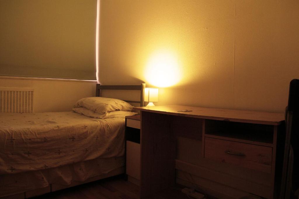 Elephant & Castle - Zone 2 - PRIVATE ROOMS - SHARED BATHROOM - Single Room With Shared Bathroom