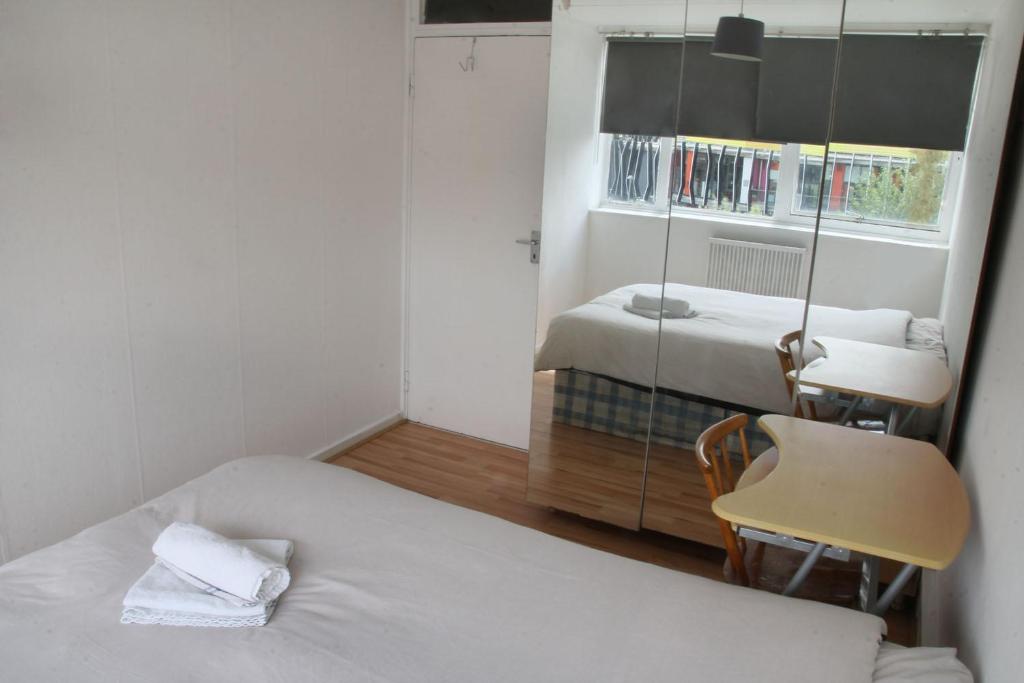 Elephant & Castle - Zone 2 - PRIVATE ROOMS - SHARED BATHROOM - Double Room With Shared Bathroom