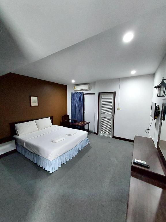 Postel nebo postele na pokoji v ubytování Traveller Inn Hotel