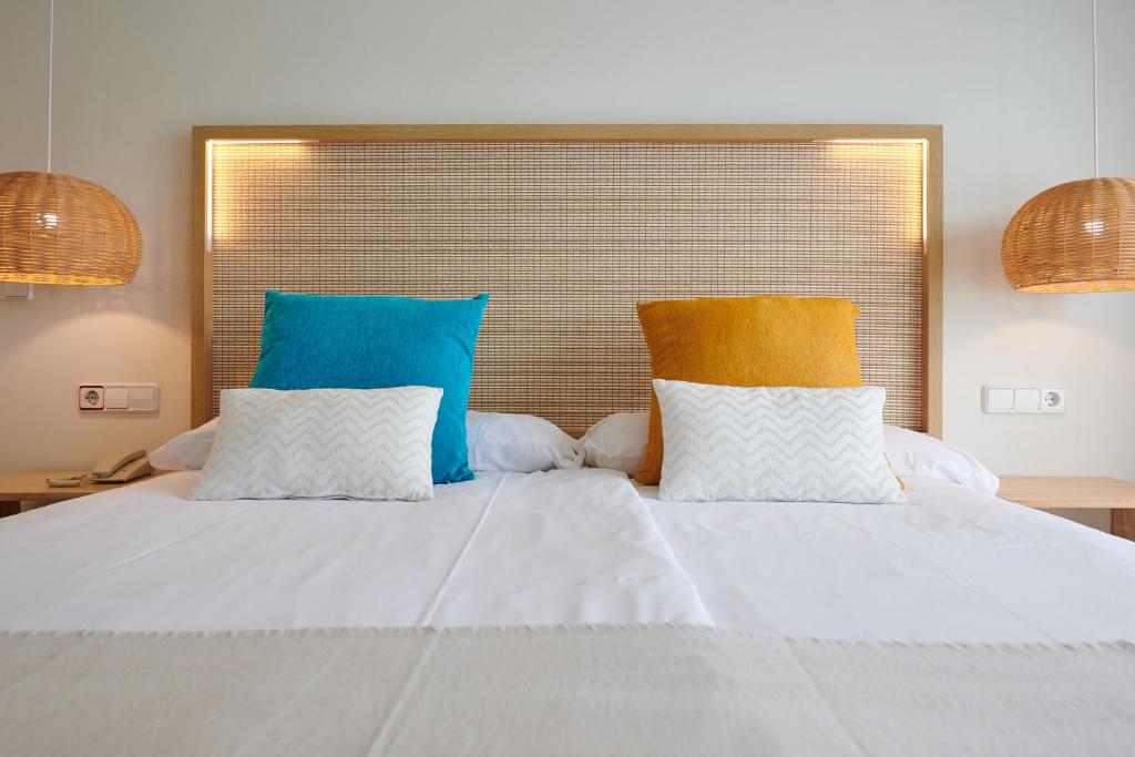 Кровать или кровати в номере Hotel Apartamentos Cala Santanyi