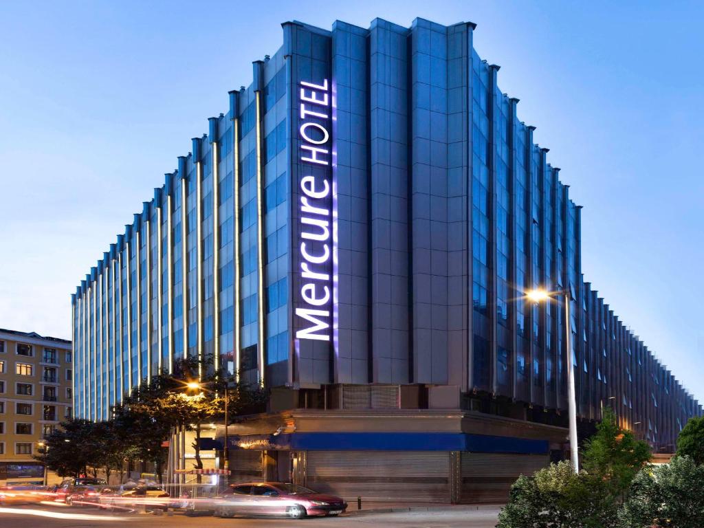 un bâtiment avec un panneau sur son côté dans l'établissement Mercure Istanbul Bomonti, à Istanbul