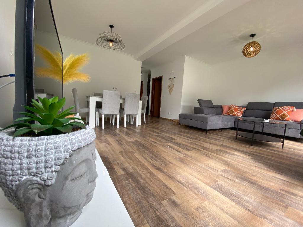 uma sala de estar com um sofá e uma mesa em Casa da Estrela na Ribeira Grande