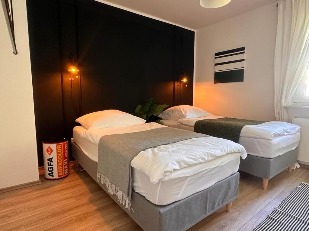 1 Schlafzimmer mit 2 Betten in einem Zimmer in der Unterkunft Design Apt. Messe•HBF•Uniklinik in Essen