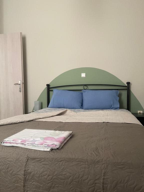 Postel nebo postele na pokoji v ubytování cozy minimal apartment