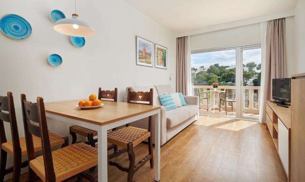 Телевизор и/или развлекательный центр в Hotel Apartamentos Cala Santanyi