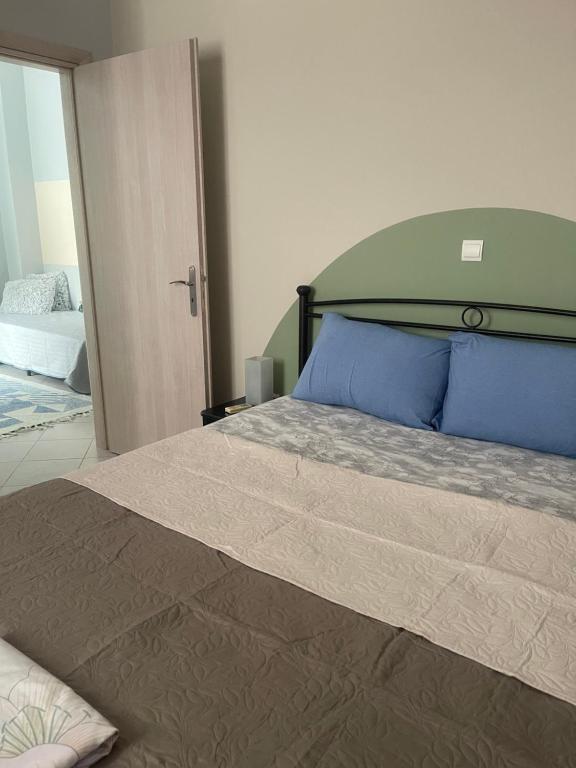 Postel nebo postele na pokoji v ubytování cozy minimal apartment