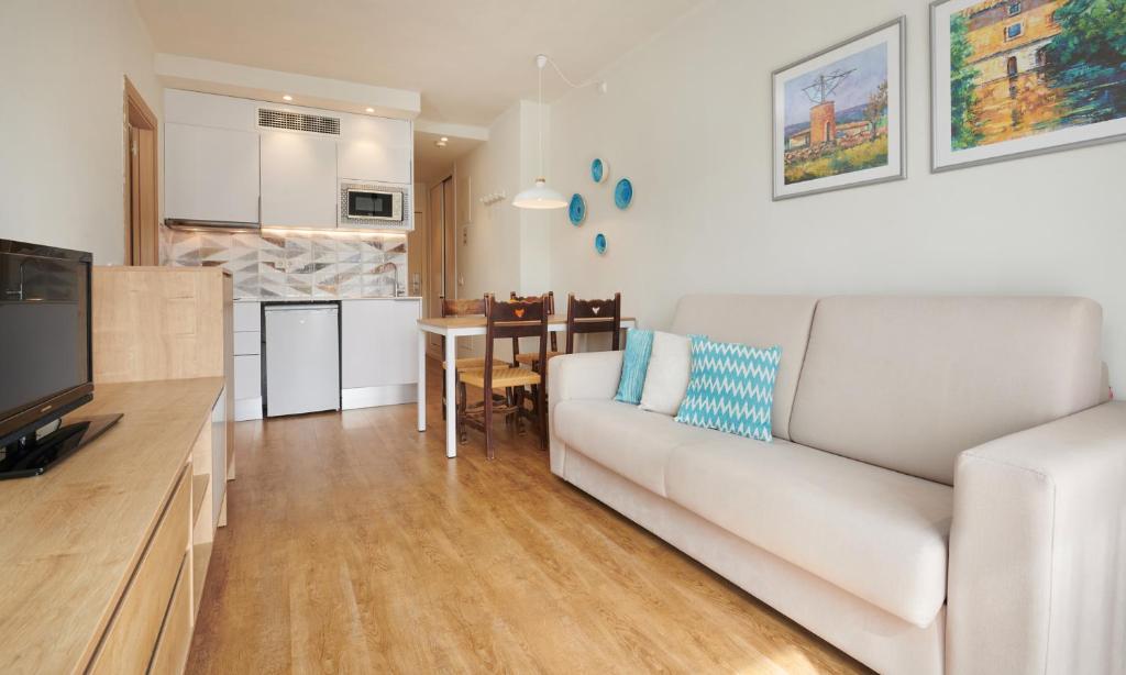 Кухня или мини-кухня в Hotel Apartamentos Cala Santanyi
