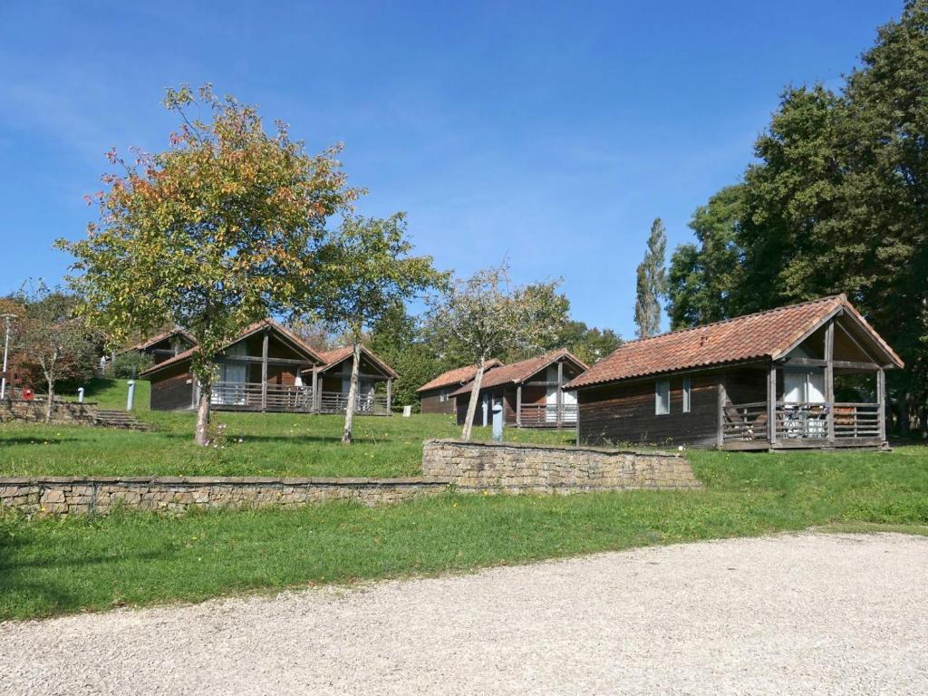 eine Gruppe von Cottages auf einem Feld mit Bäumen in der Unterkunft Echo in Verneuil-sur-Vienne