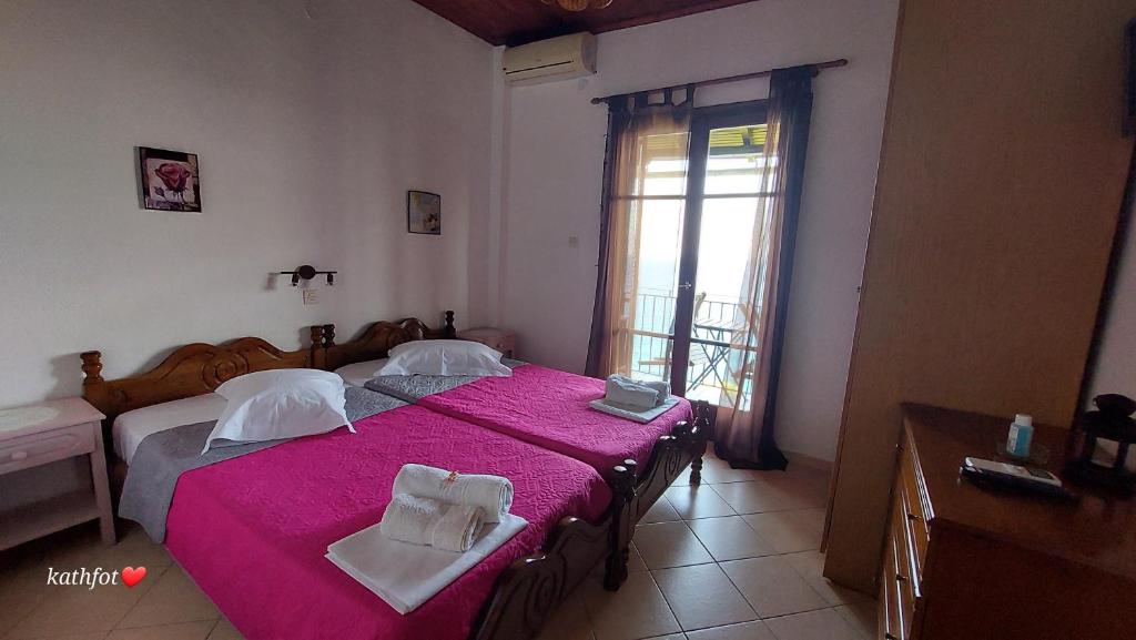Postel nebo postele na pokoji v ubytování Katerina Fotopoulos Rooms & Apartments - Papanero com
