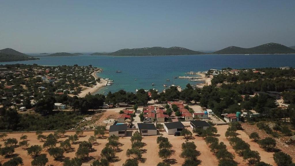 an aerial view of a beach and the water at Mobile Home PLAGE in Drage