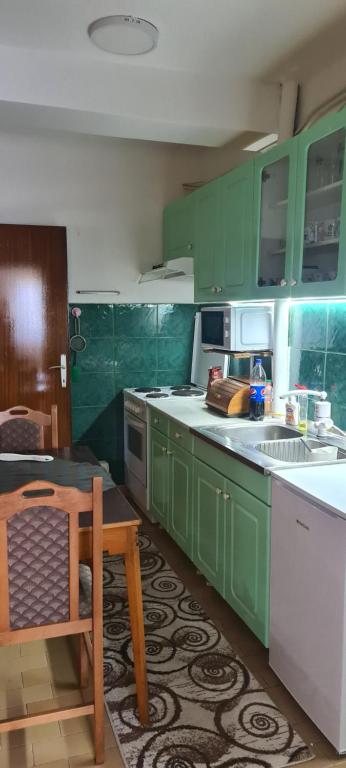 Kuchyň nebo kuchyňský kout v ubytování Apartment TiBi
