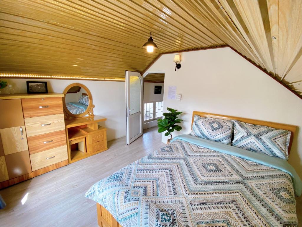 una camera con letto e soffitto in legno di Villa Tường Vy - Đà Lạt a Da Lat