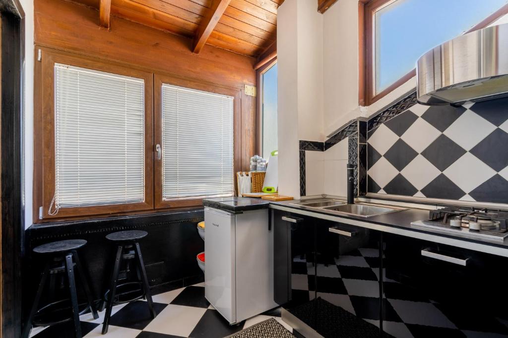 A kitchen or kitchenette at Mini Appartamento verde