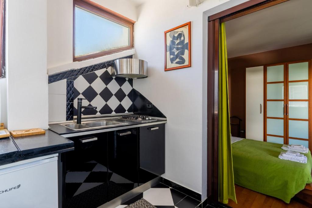 A kitchen or kitchenette at Mini Appartamento verde