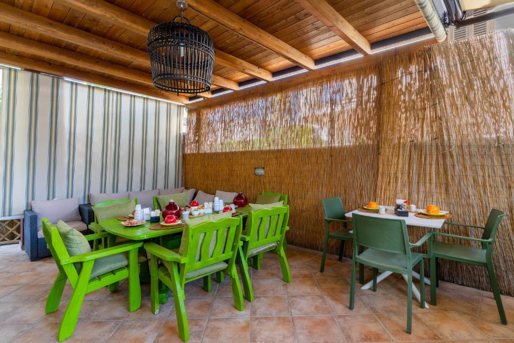 A restaurant or other place to eat at Mini Appartamento verde