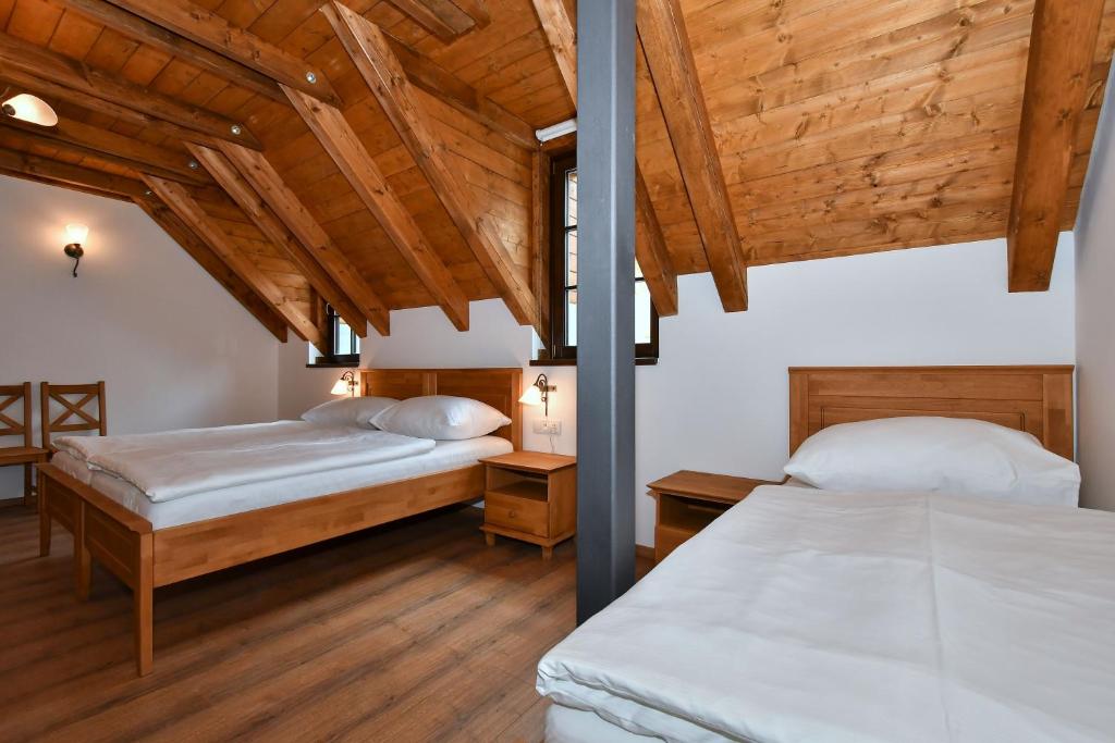 Postel nebo postele na pokoji v ubytování Zámek Castle Račice - Podzámčí Undercastle