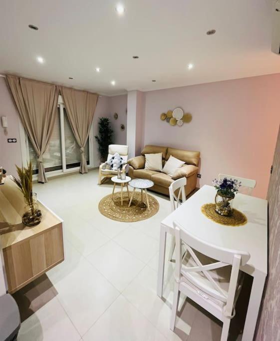 salon z kanapą i stołem w obiekcie Centro-Torre del mar - HOME RENT MALAGA w mieście Torre del Mar