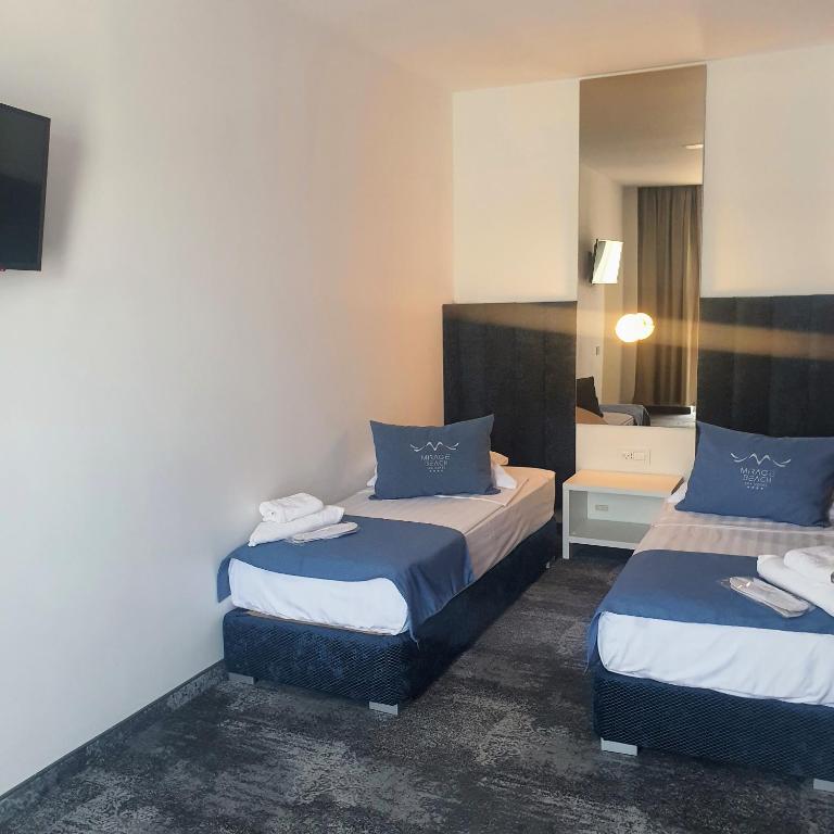 Кровать или кровати в номере Mirage Beach Spa Hotel