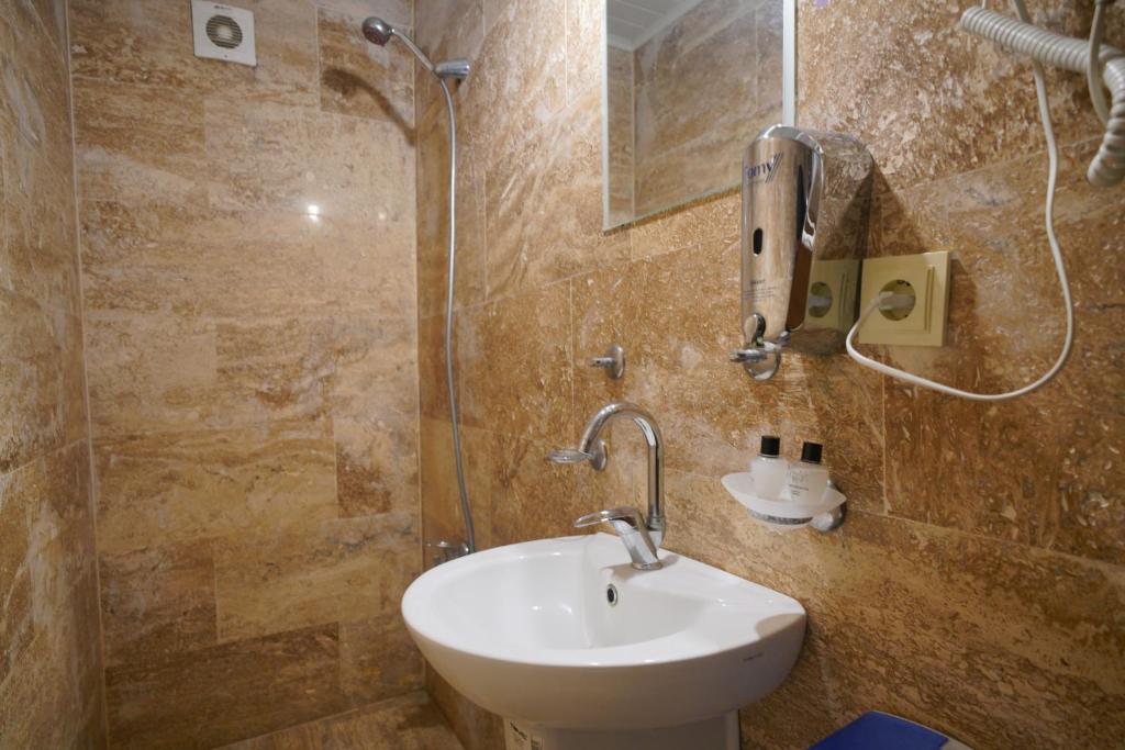 A bathroom at Lucky Luke Stone House