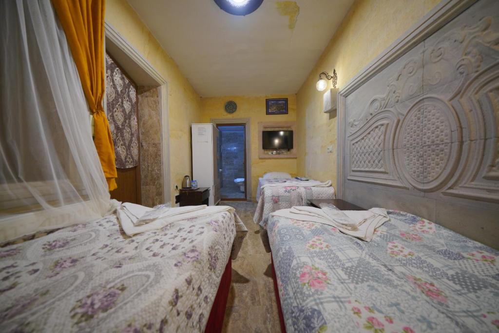 A bed or beds in a room at Lucky Luke Stone House