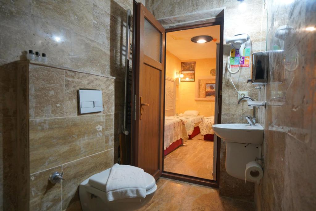 A bathroom at Lucky Luke Stone House