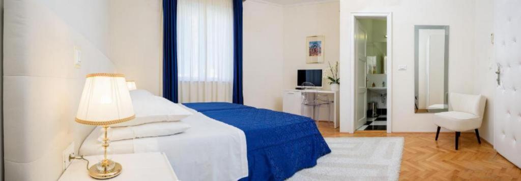 Posteľ alebo postele v izbe v ubytovaní PALACE SCHÖN MILESI - esense of prestige - private pool - old money style luxury rooms - walking distance to the old town, the beach and all amenities - BURALUX properties