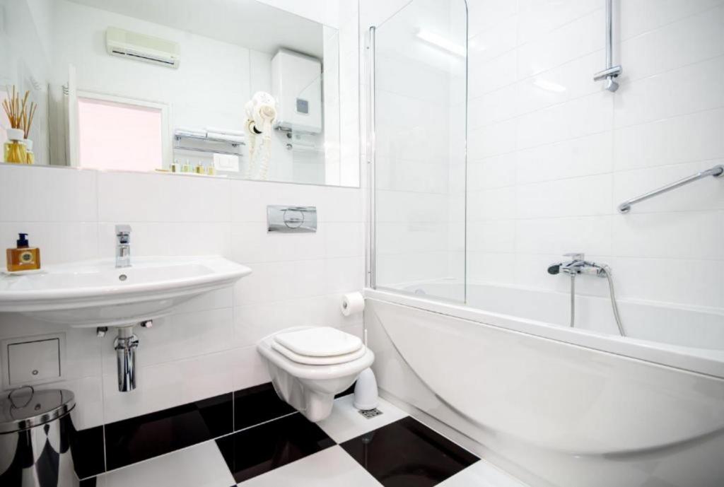 Kúpeľňa v ubytovaní PALACE SCHÖN MILESI - esense of prestige - private pool - old money style luxury rooms - walking distance to the old town, the beach and all amenities - BURALUX properties