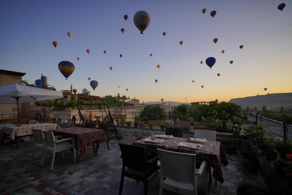 A restaurant or other place to eat at Lucky Luke Stone House