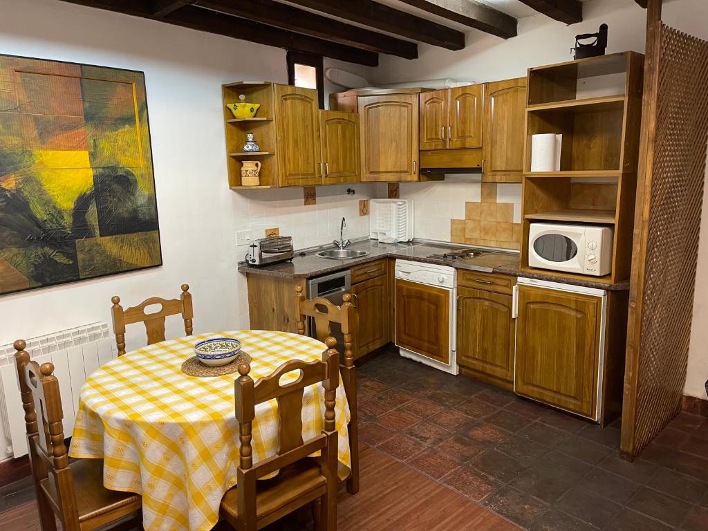 Dapur atau dapur kecil di Casa independiente y completa con una habitación "Venta de Cidones"