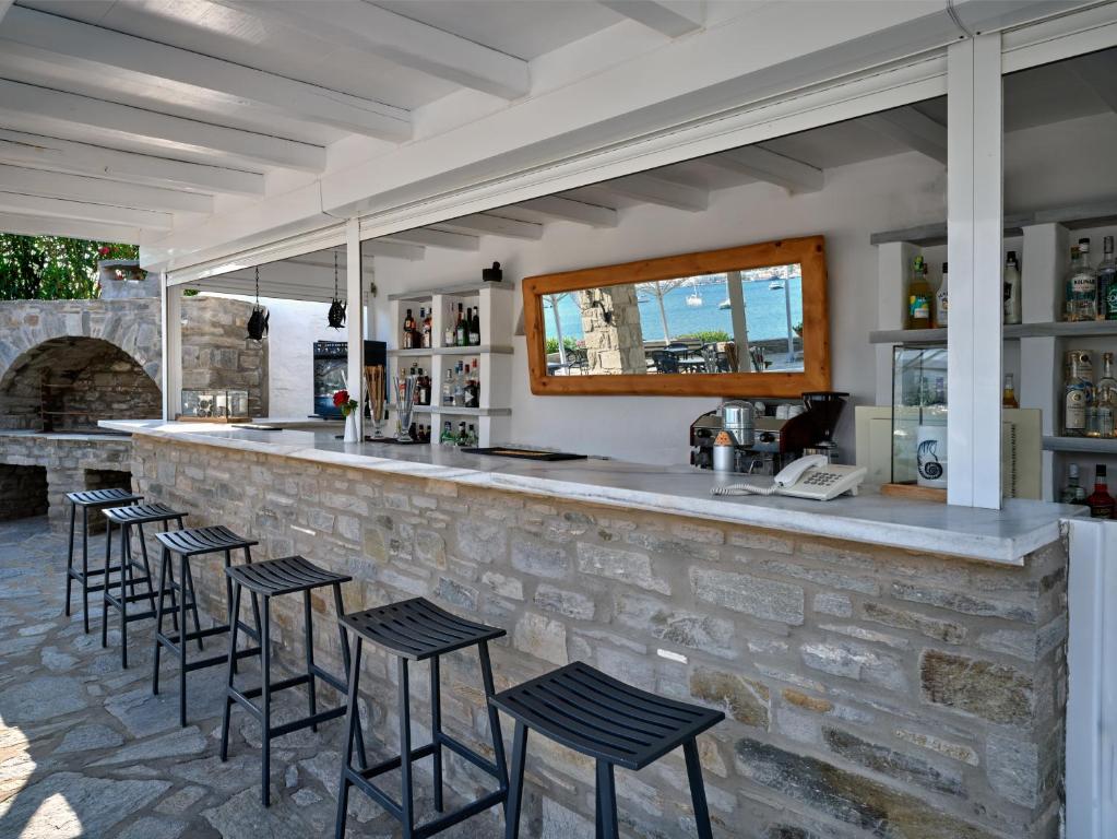 Nápoje v ubytovaní Parian Village Beach Hotel - Adults Only