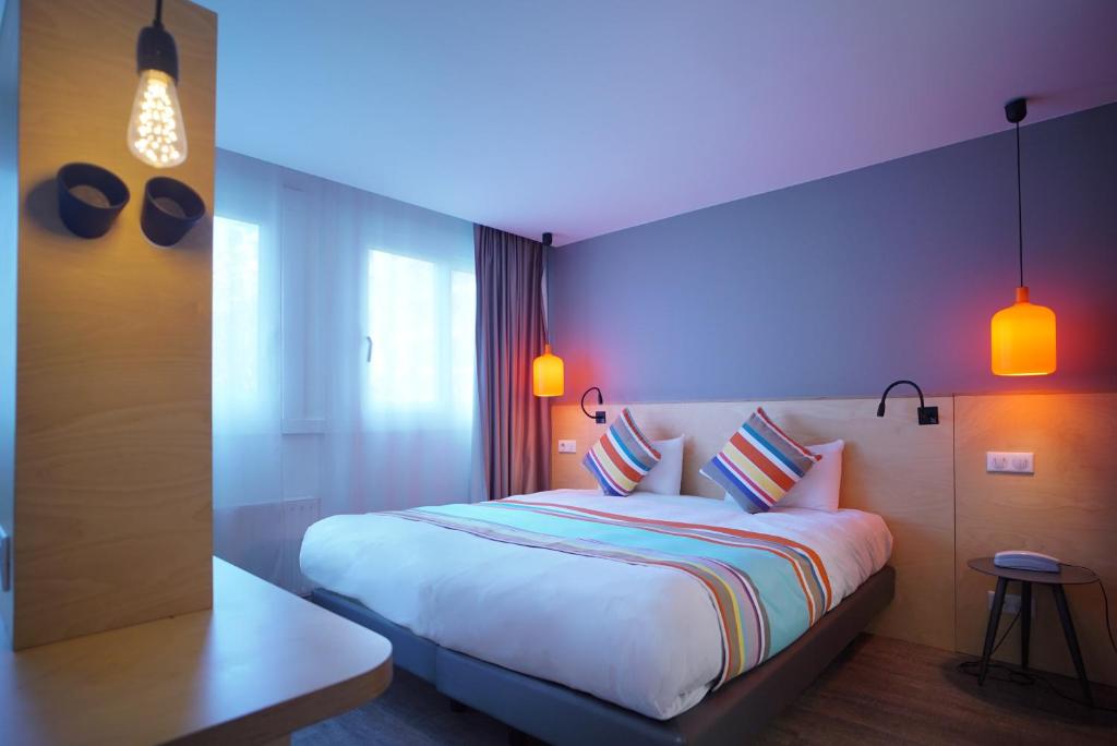 Adult Guide in Courbevoie