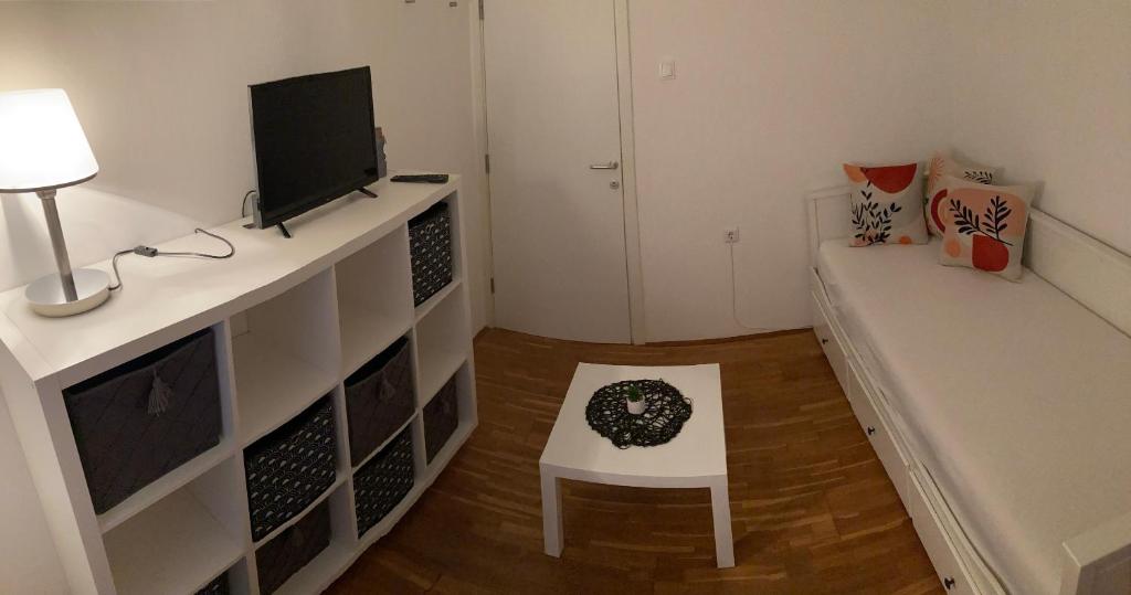 Televízia a/alebo spoločenská miestnosť v ubytovaní Apartmani Lovre i Zara