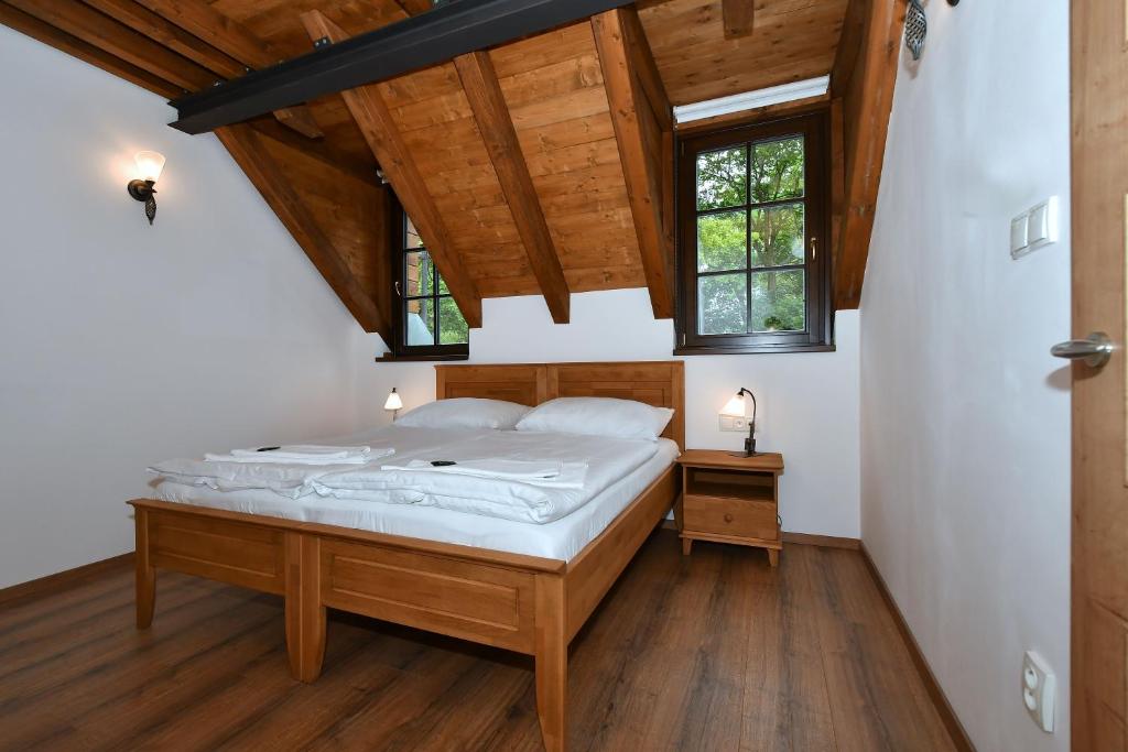 Postel nebo postele na pokoji v ubytování Zámek Castle Račice - Podzámčí Undercastle