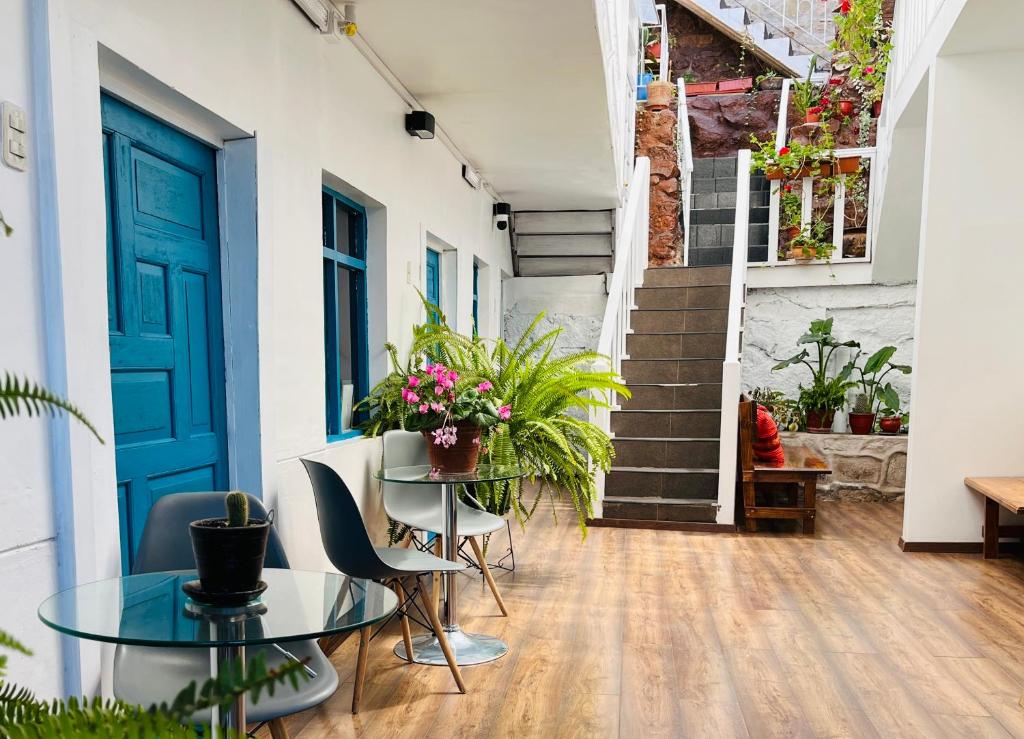 una stanza con tavoli e sedie e una porta blu di Sambleña a Cuzco