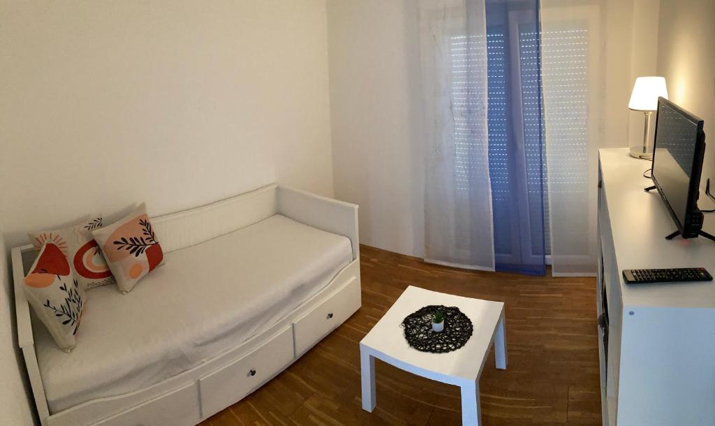 Televízia a/alebo spoločenská miestnosť v ubytovaní Apartmani Lovre i Zara