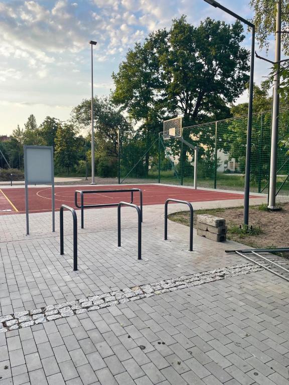 Tenis alebo squash v ubytovaní Pokoje Gdynia Demptowo alebo jeho okolí