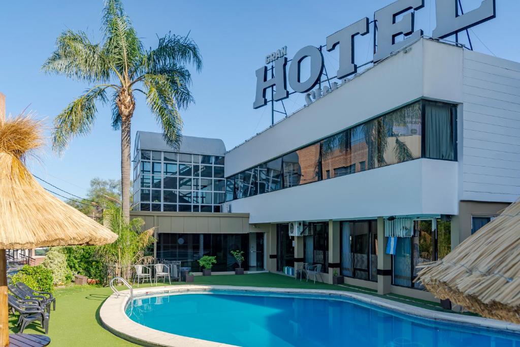 hotel z basenem przed budynkiem w obiekcie Hotel Sialdorf w mieście Villa Carlos Paz