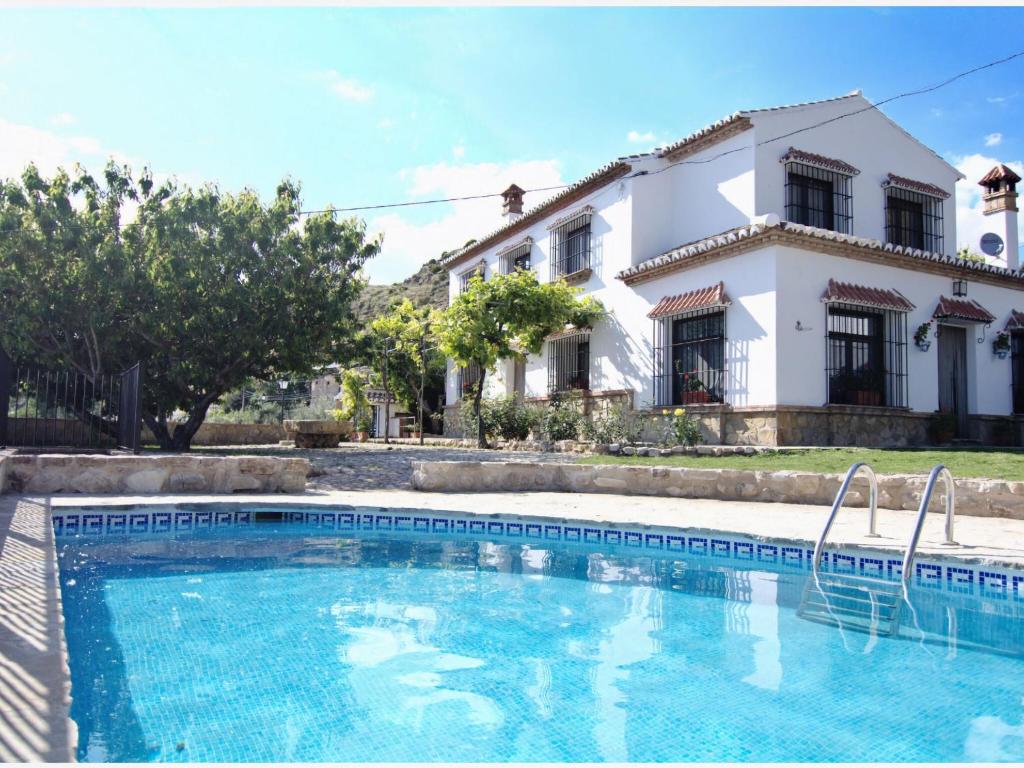 Villa con piscina frente a una casa en Belvilla by OYO Casa Almendro, en La Joya