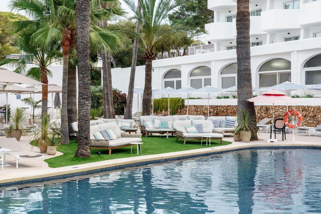A piscina localizada em AluaSoul Mallorca Resort - Adults only ou nos arredores
