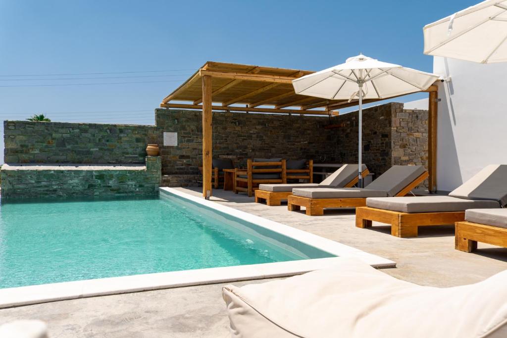 Bazén v ubytování Cycladic Breeze Villas nebo v jeho okolí