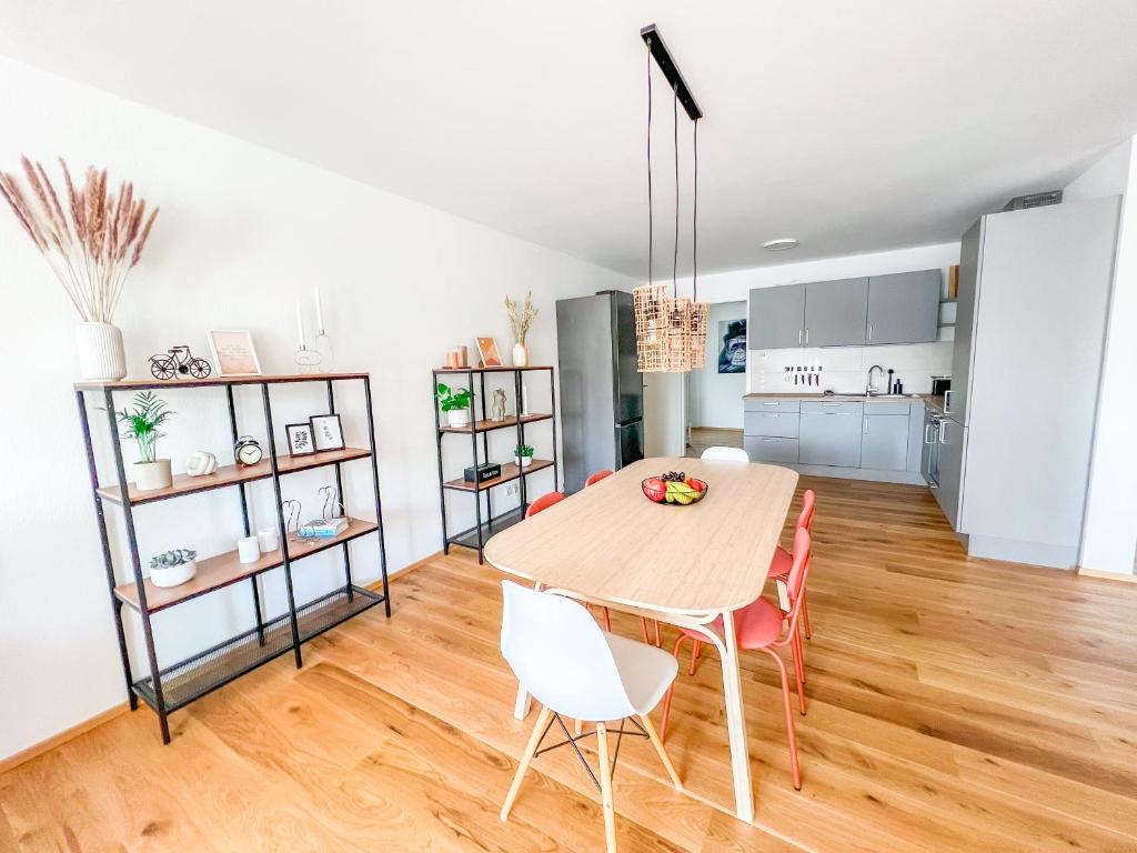 a kitchen and dining room with a table and chairs at theSunset Club - SUITE L Balkon - Küche - Parkplatz in Memmingen