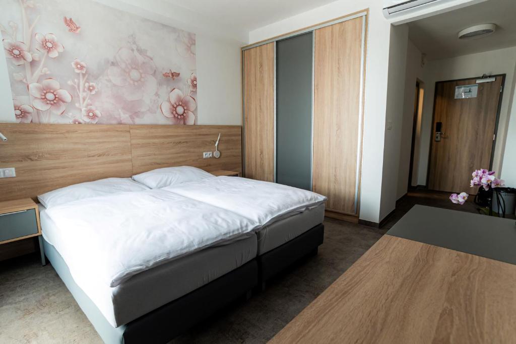 Postel nebo postele na pokoji v ubytování Ensana Spa Smrdáky