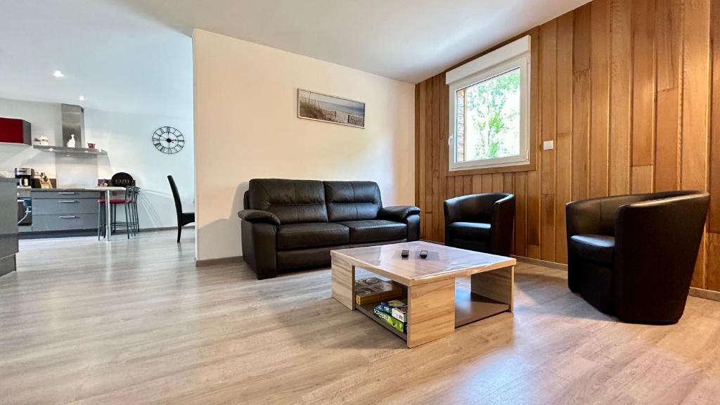 Posezení v ubytování Chalet avec terrasse sur pilotis vue sur l'étang